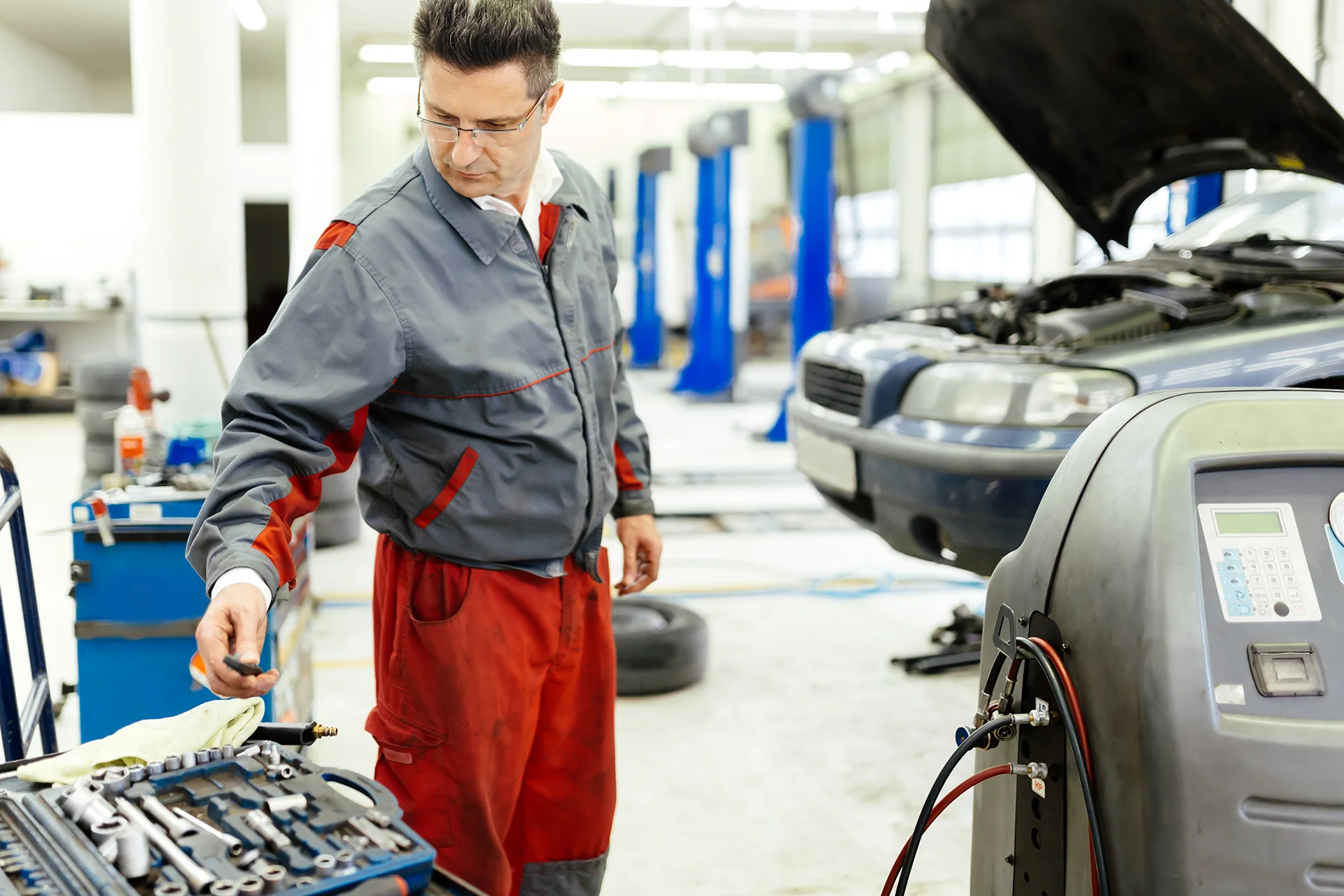 car-mechanic-fixing-a-car-3QTPNKR.jpg