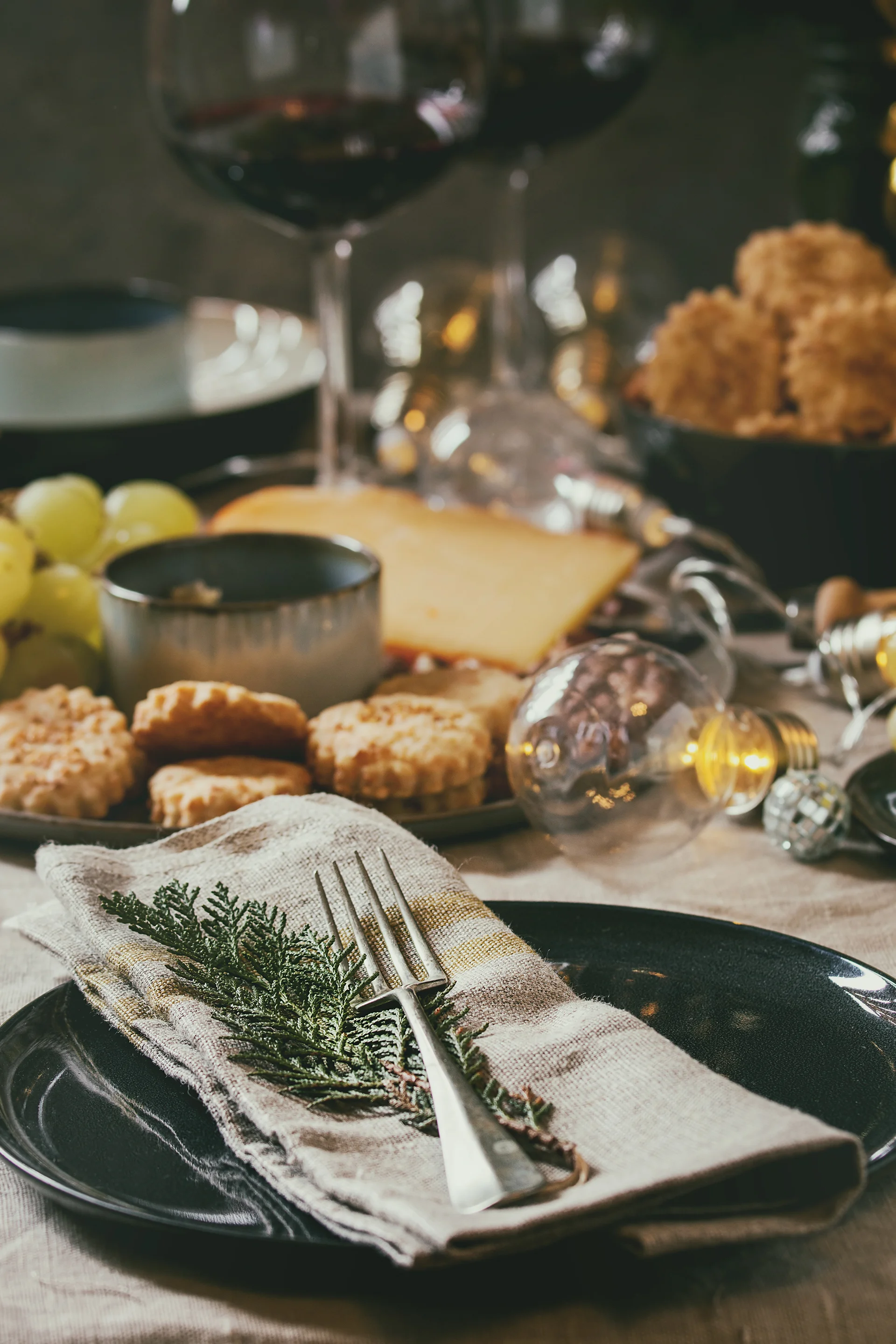christmas-dinner-set-table-HMKCGA3.jpg