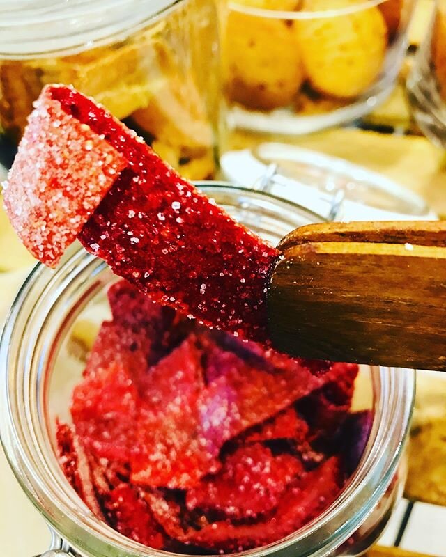 Pour les gourmands :
Bonbons artisanaux Fraises/Rhubarbe🍓en vrac, confectionn&eacute;s uniquement &agrave; base de fruits suisses et de saison, sans additif. 
@lamikette 
#bonbonsartisanaux #local #fruits #fruitsdesaison #bio #vrac #zerodechet #gour