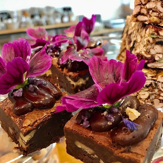 Magnifiques et succulents brownies sans gluten avec fleur bio comestible @lesgourmandisesdodile 
Merci &agrave; Odile pour ses p&acirc;tisseries p&eacute;tillantes et gourmandes. On se r&eacute;gale &agrave; chaque bouch&eacute;e😋

#p&acirc;tisserie