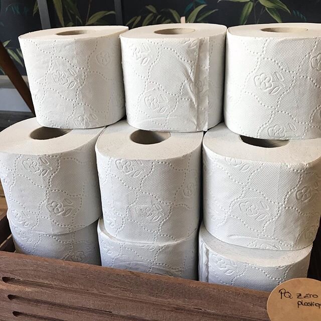 ♻️Le papier toilette qui plante des arbres et vendu sans emballage plastique. 
Le papier toilette est fabriqu&eacute; &agrave; partir de fibres recycl&eacute;es et sans aucun agent de blanchiment. Par cons&eacute;quent aucun arbre n&rsquo;a &eacute;t