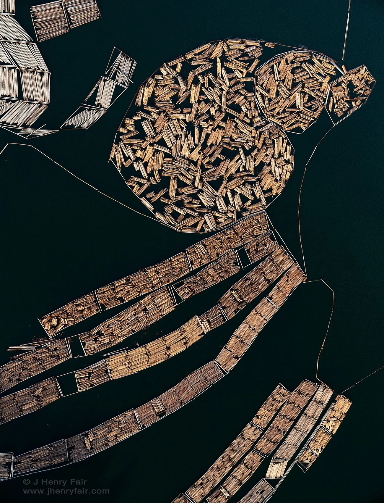 Logs sorted and grouped in river
&bull;
&bull;
#gominimalmag #ifyouleave #Anthropocene #Environment #weltraumzine #minimalzine #subjectivelyobjective #lekkerzine #photooftheday #oddlysatisfying #yourshotphotographer #energy #ourfotoworld #nowherediar