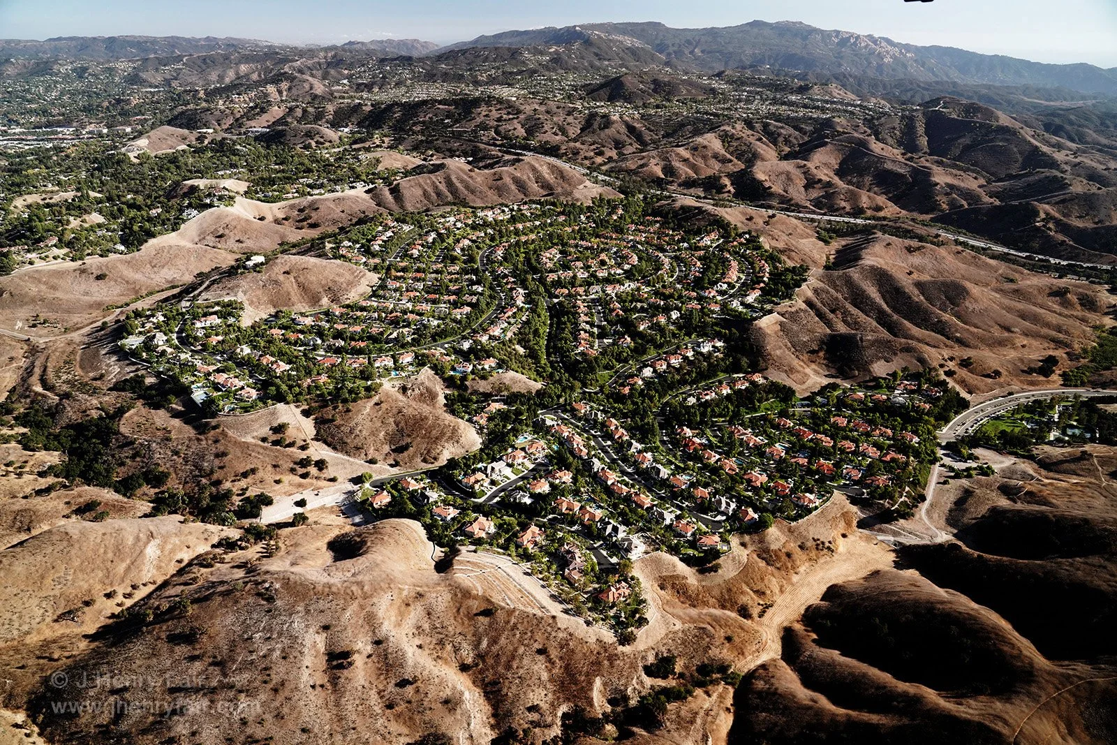 Verdant development adjacent to desert
Calabasas, Los Angeles
The California attitude to water still amazes me, but the world attitude to climate and fossil fuels is equally horrifying
&bull;
So many thanks to @Lighthawk_org for flight support
&bull;