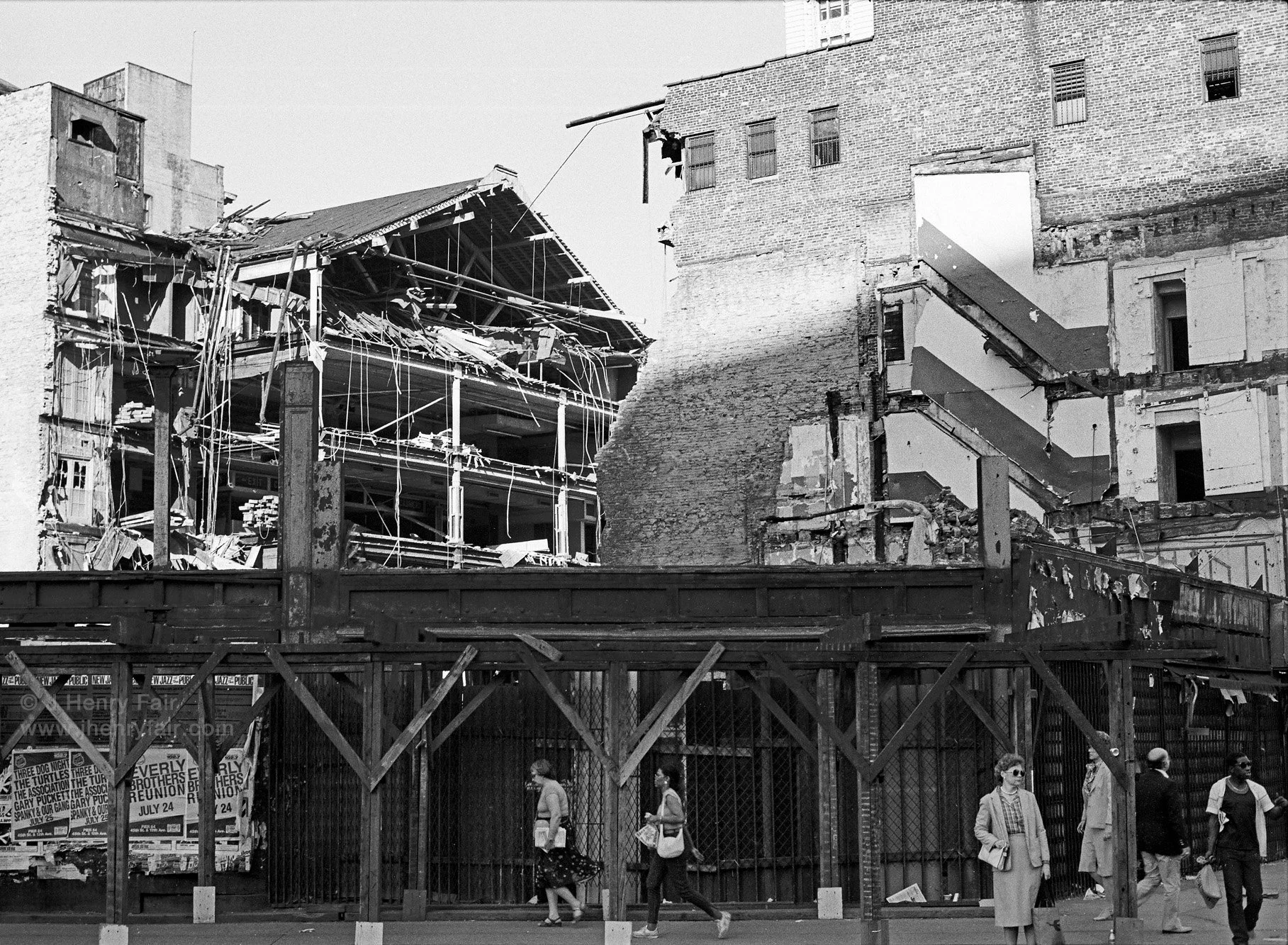 I have always been fascinated with ruins and decay
This was Union Square in 1984. 
Scanning the Archives.
&bull;
#Archive #B&amp;W #Blackandwhite #History #Photosofyesterday #Bygone #NYC #NewYork #Changes #MesswithAI #Disinfomration
0095-009