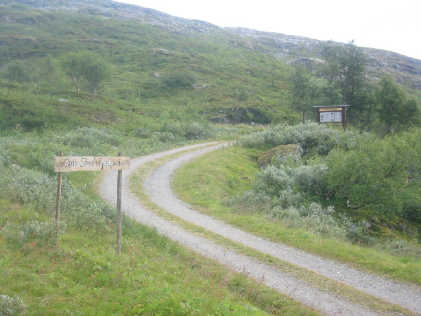 Avkjørsel til gamle Steinfjellvei fra øst. Foto: Odd Bakken