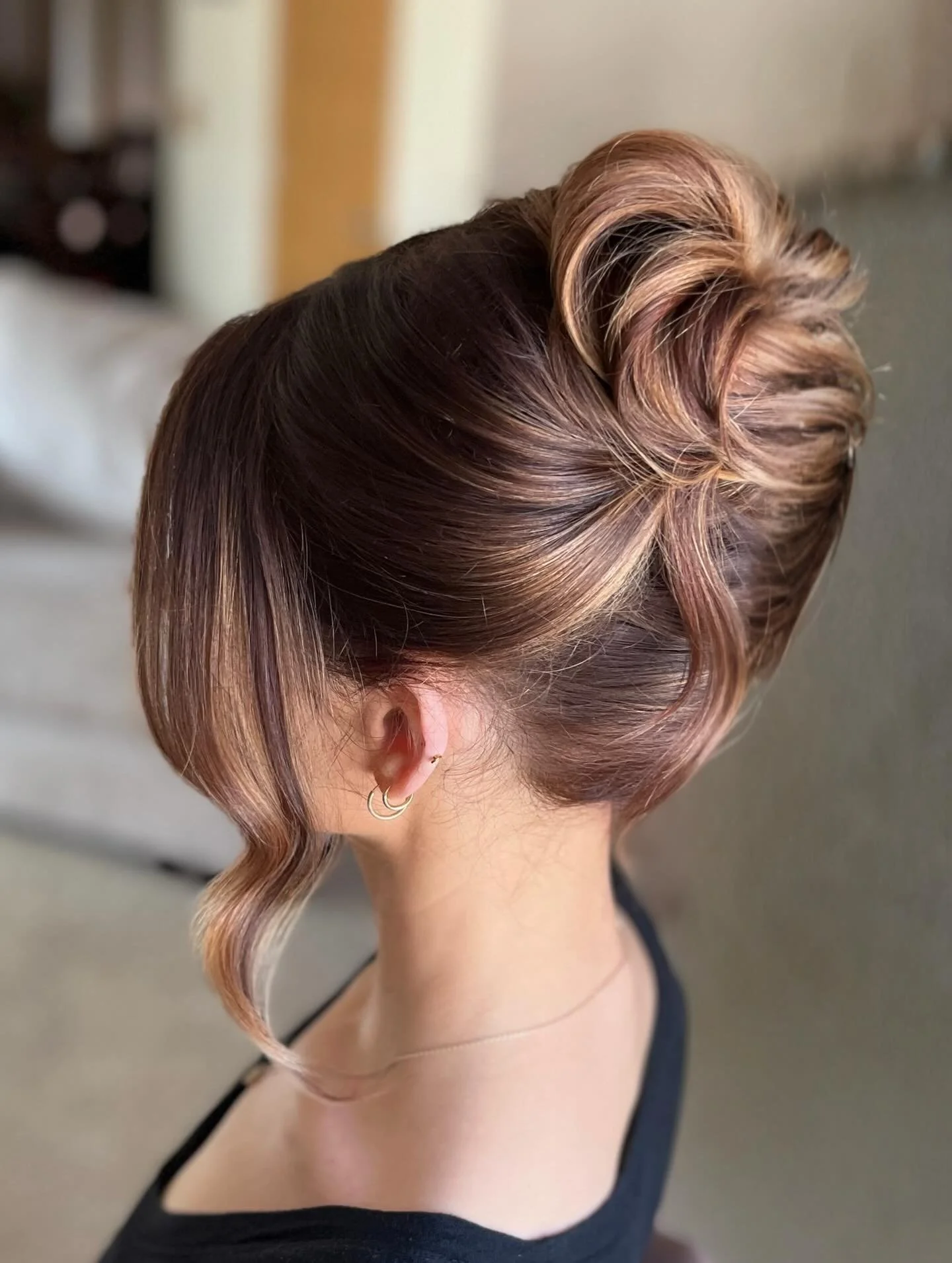 There aren&rsquo;t many styles that feel &ldquo;classic&rdquo;, &ldquo;modern&rdquo; and &ldquo;effortless&rdquo; at the same time. However, Julie&rsquo;s take on the French twist is one of them, don&rsquo;t you agree? 😍🤌🏼
&bull;
&bull;
#weddingha