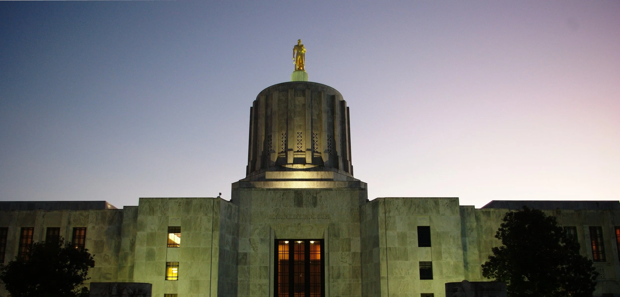 Oregon_Capitol_night.jpg