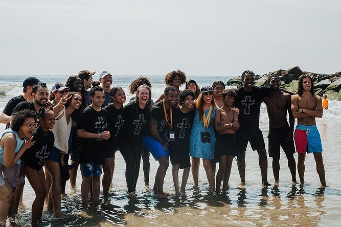 Still not over Saturday! ❤️&zwj;🔥 
We&rsquo;re the kind of FRNDS that celebrate each other around here!! Proud of this crew! 

#frnds #beachbaptisms #youthofnyc