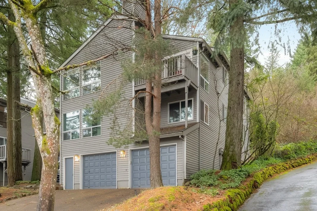 ✨Just Listed✨

Welcome to this bright Mountain Park condo featuring vaulted ceilings, an open layout, and lots of natural light. The ensuite primary bedroom includes a spacious walk-in closet, and the living room features large windows and a wood-bur