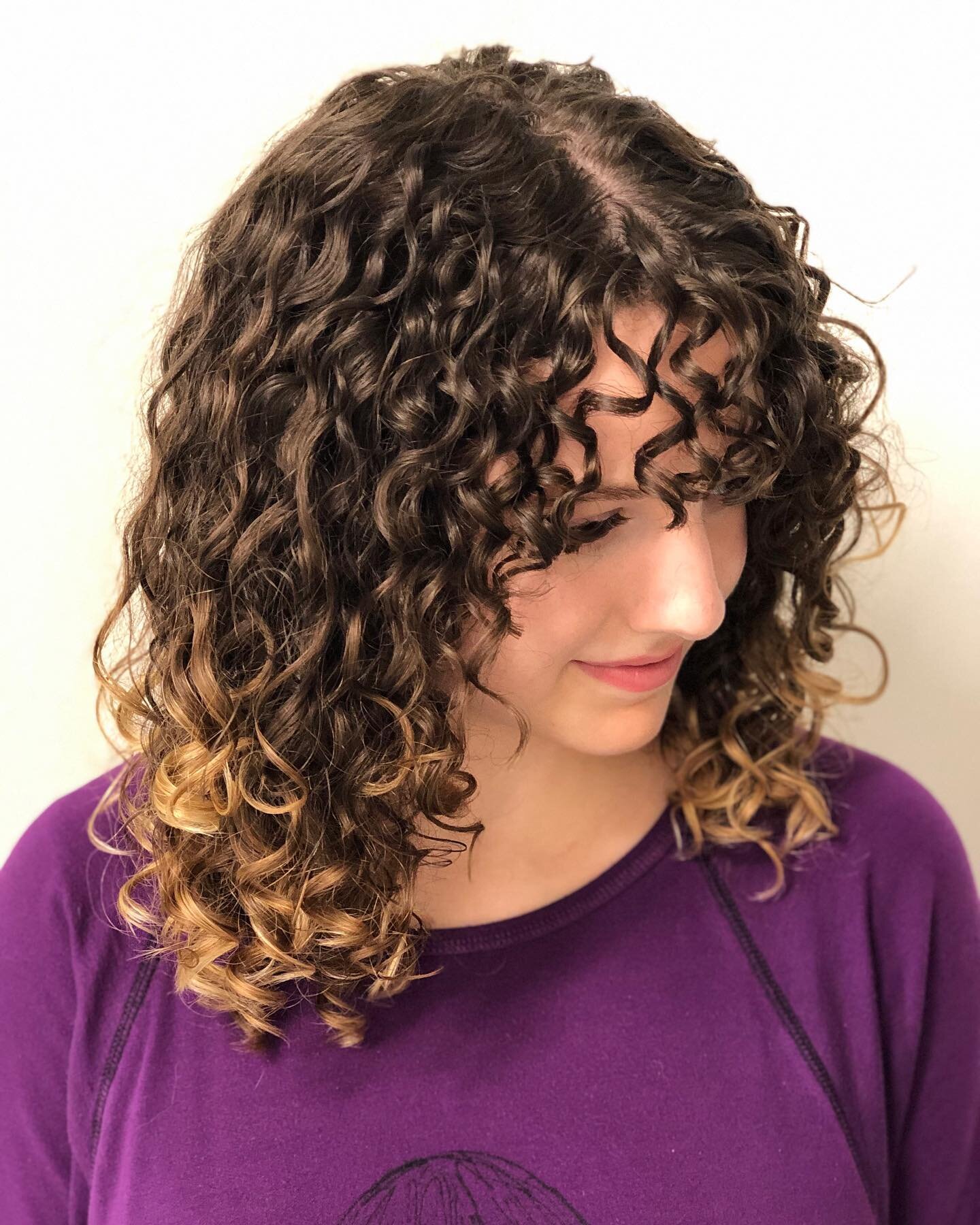 Healthy juicy #curlyhair loves a good #curlycut #folsomstylist #sacramentosalons #sutterstreet