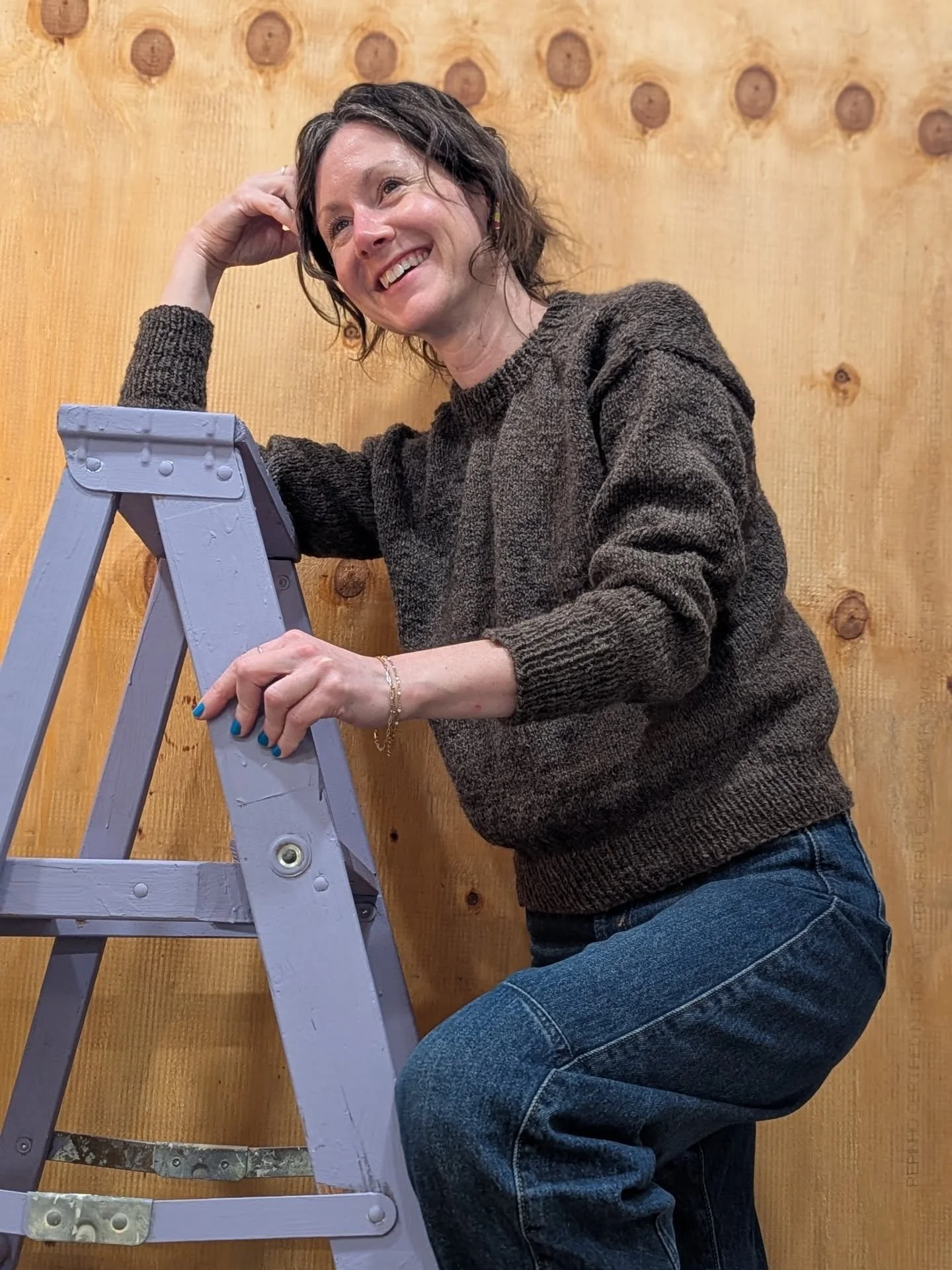 Finished knitting the #mosshaven sweater, pattern by #livulven #woodlandknits out of our alpaca sport blend yarn. This lightweight blend is made from our beloved alpacas Mike and Al, blended with the sheep at @cydoniafarm @crookedfencefarm. Modeled h