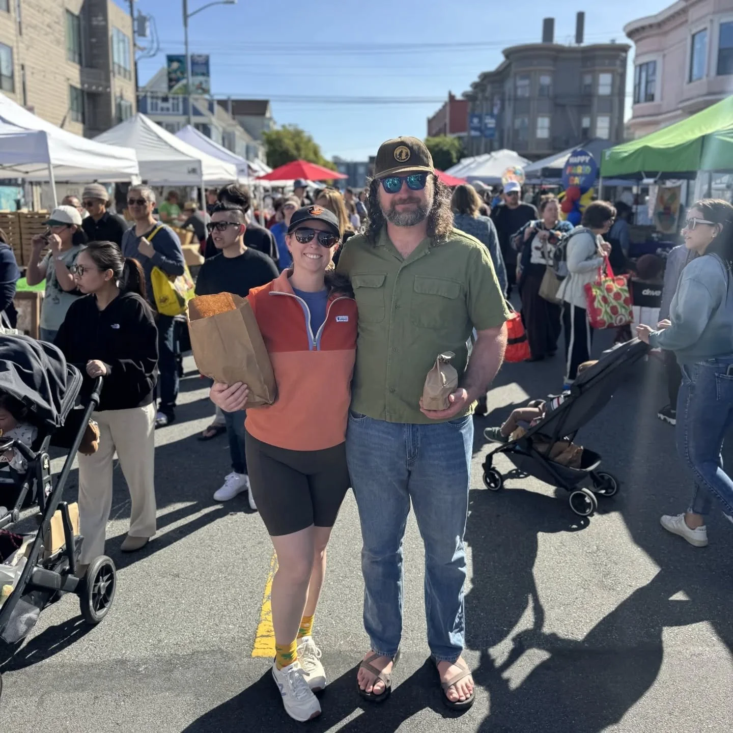 🛍️ We love visiting the local farmers market wherever we go! It's always fun to see what the farmers are growing, and inspiring to see different setups and signage. Plus, we love cooking with whatever ingredients are local to wherever we're visiting