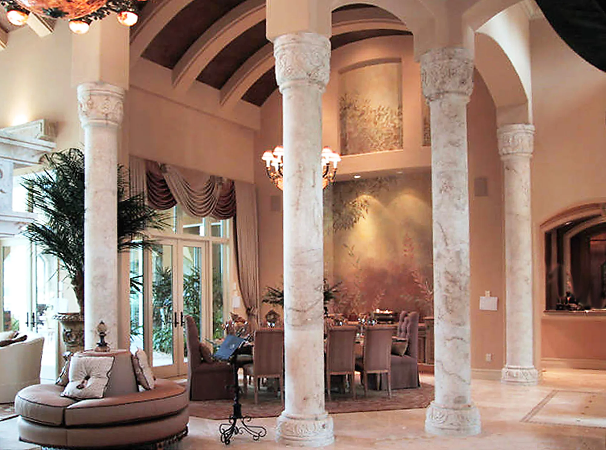 Enrique. Interior Columns_2000x1485px.jpg