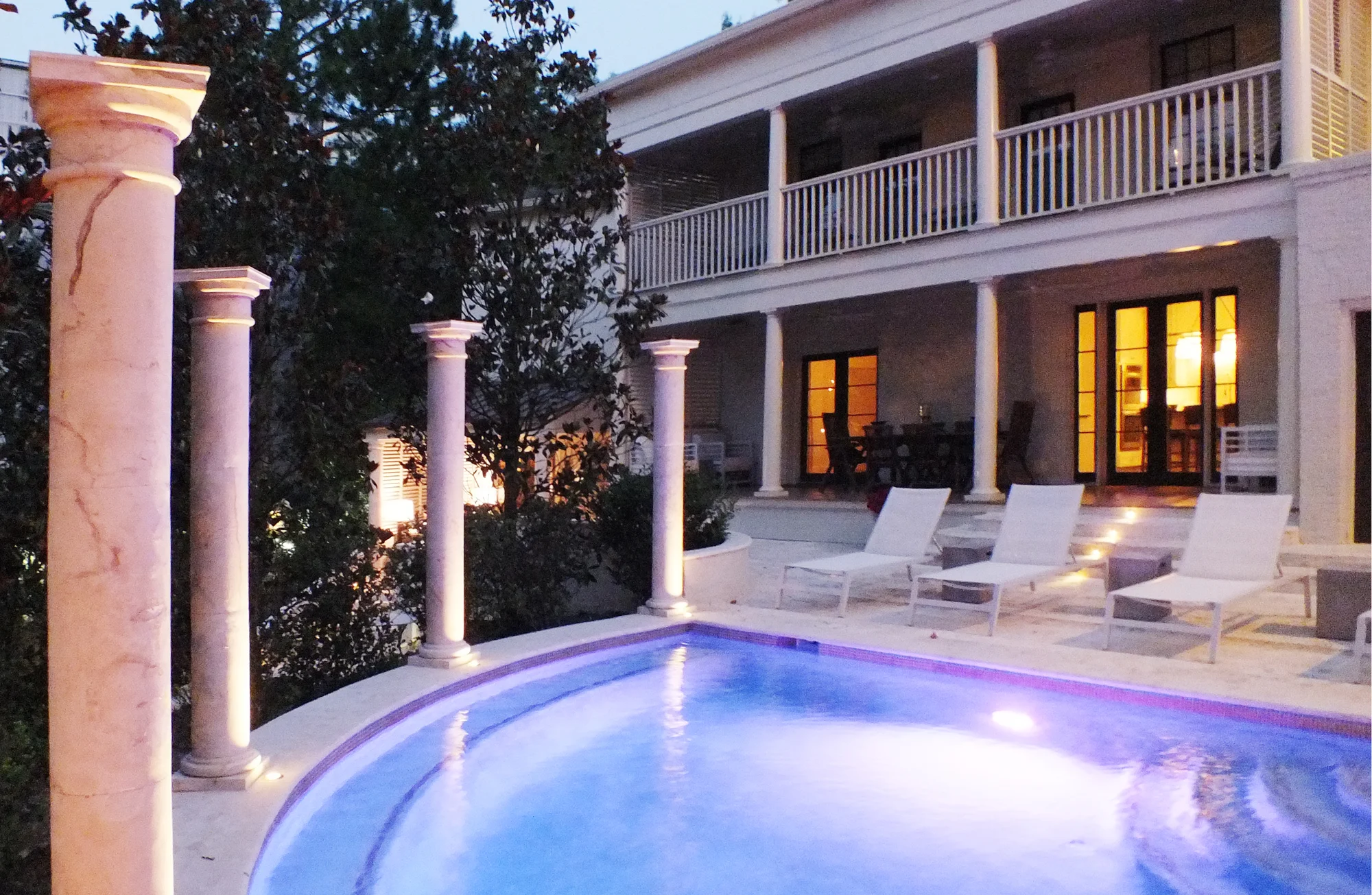 10_Bevin_Poolcolumns_nite_2000x1305_DSCF1224.jpg