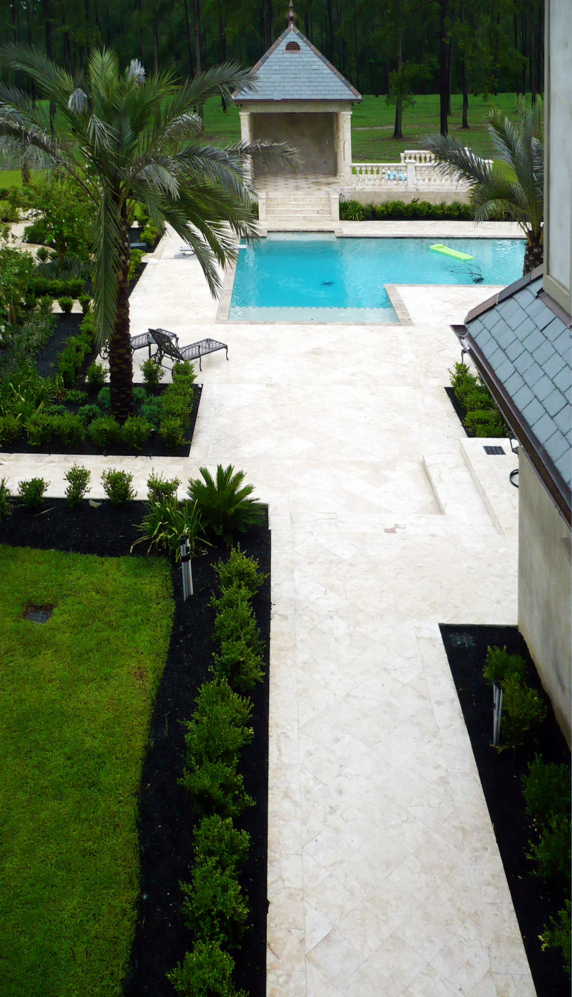 12_Leto_balcony view cabana&paving_1148x2000_P1050317.jpg