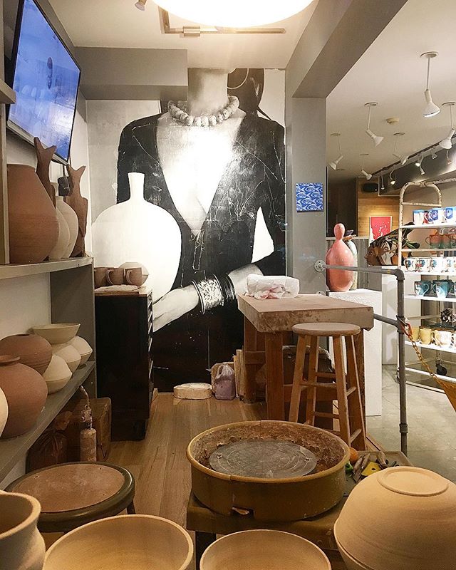 Art is such an important part of the finished design... next weeks IG story will feature some of my favorite artists, and designer tips on purchasing art. #design #interiordesign #keywestpottery #winterparkflorida #wallpaper #pottery #art #travel #in