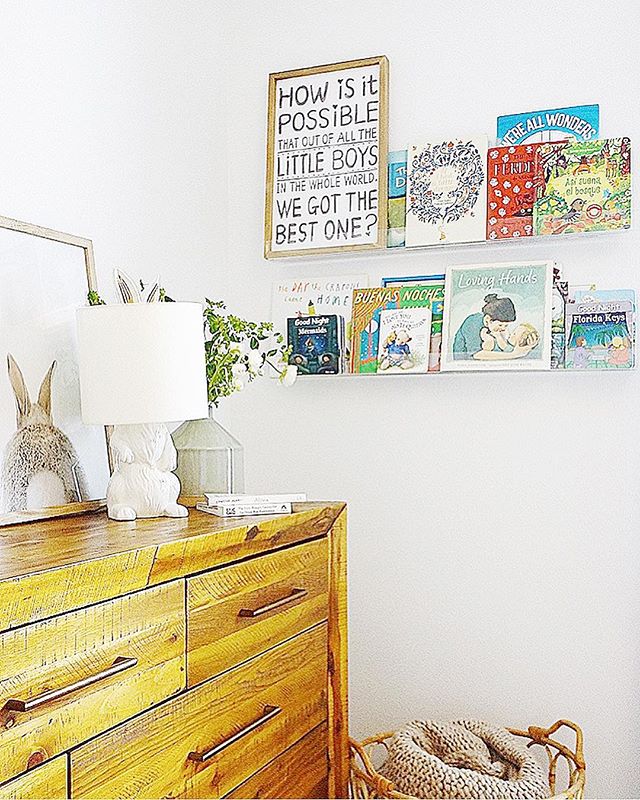 Happy Monday!! Loving these acrylic bookshelves!! I&rsquo;ve used them in various design projects, they&rsquo;re the perfect solution to a keeping things tidy, and make a great space saver. You can find them at Ubabub for target. #theVietiaNursery
De