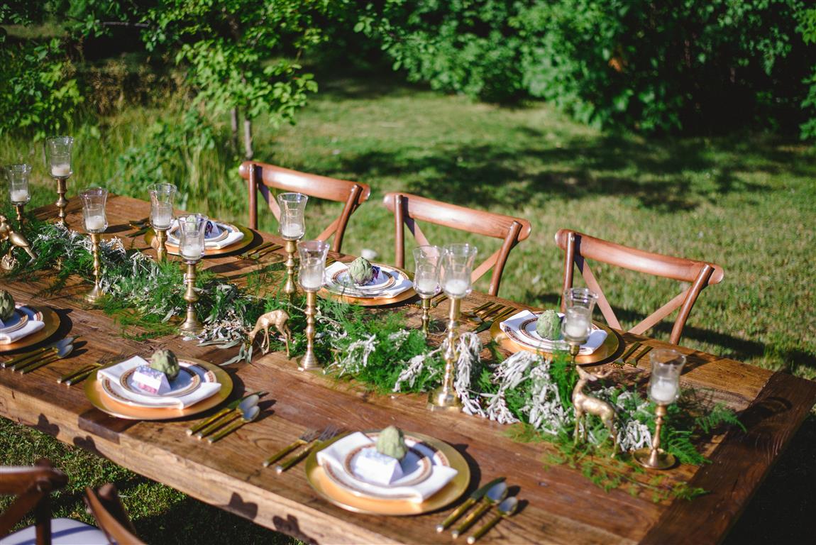 Wedding Chicks // Red and Gold Late Summer Wedding Ideas
