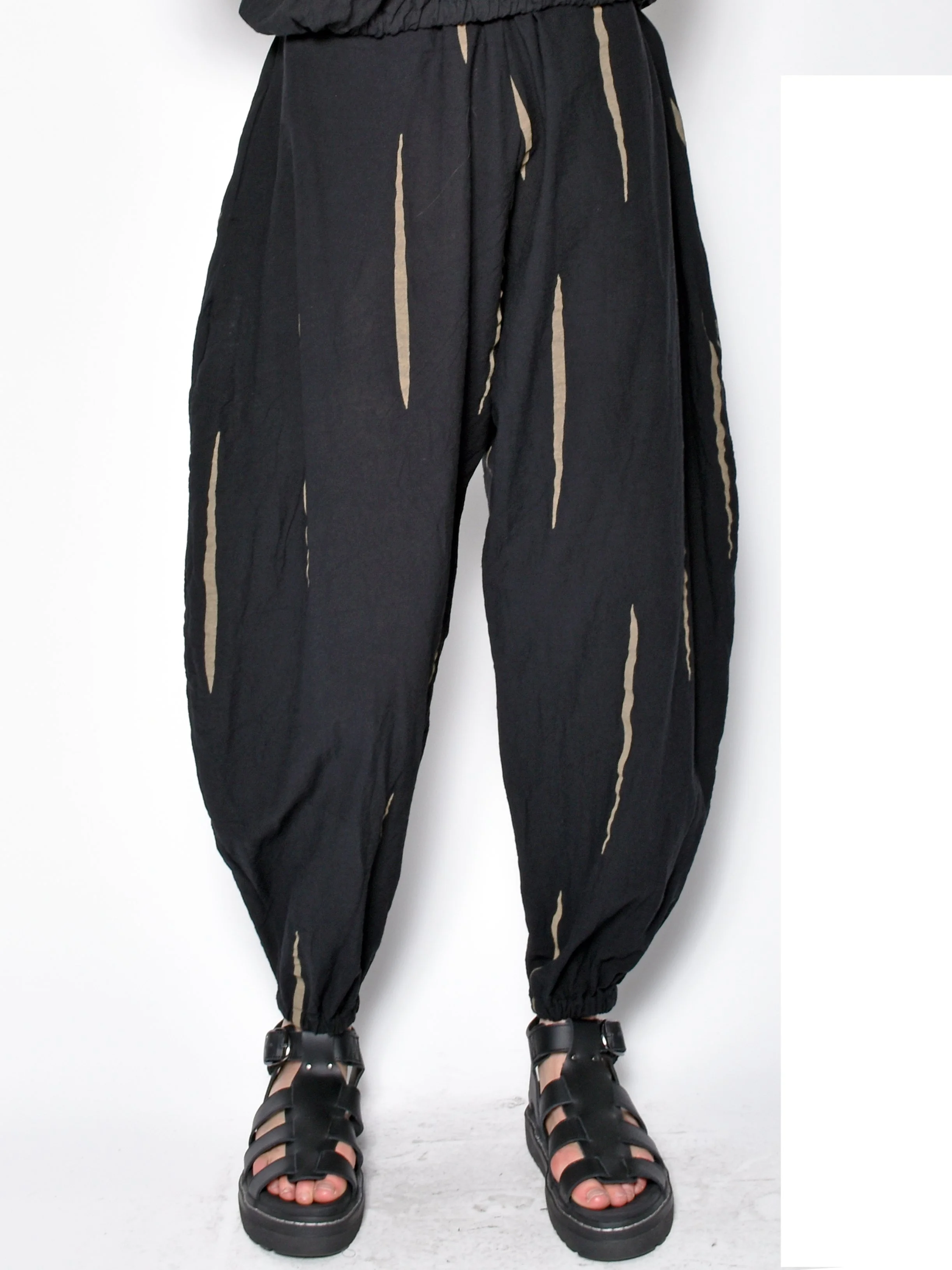 BLACK SCRATCH BALLOON PANTS