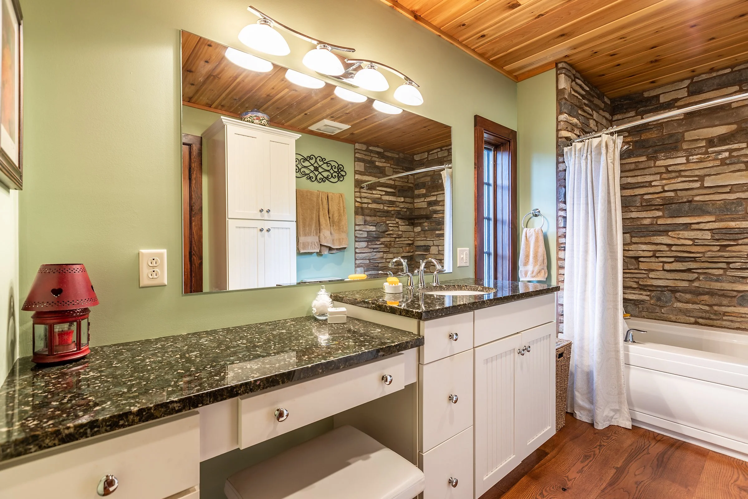 Aspen Bathroom 1.jpg