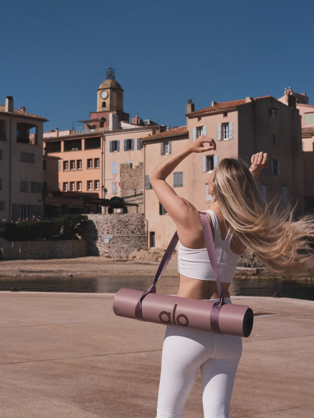 Alo + Hotel La Ponche 🤍🌊🐚 
A slice of Dolce Vita in St Tropez
Seaside yoga happening all summer.