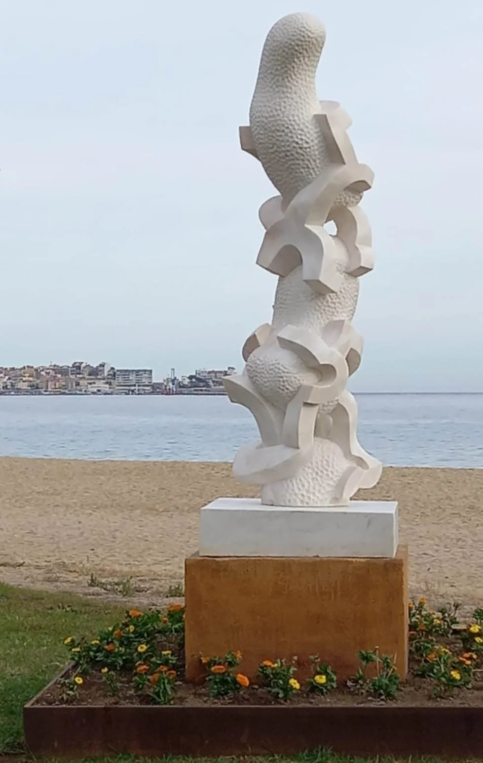 INSTALACIÓN DE "LA PEDRA EN L'AIRE" EN LA PLAYA DE CALONGE