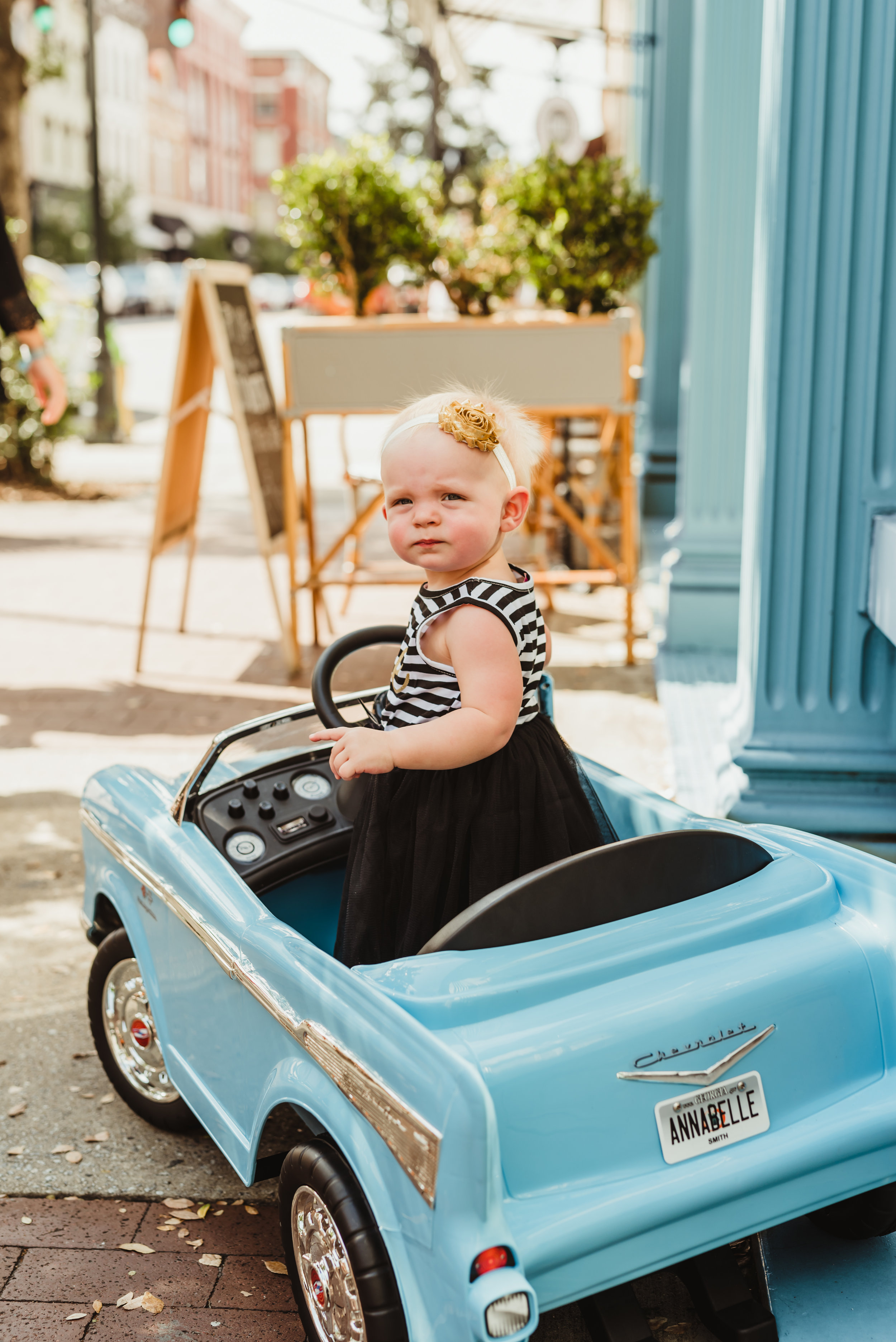 birthday girl cruisin’ in her car with junebug photography studio in manhattan, ks