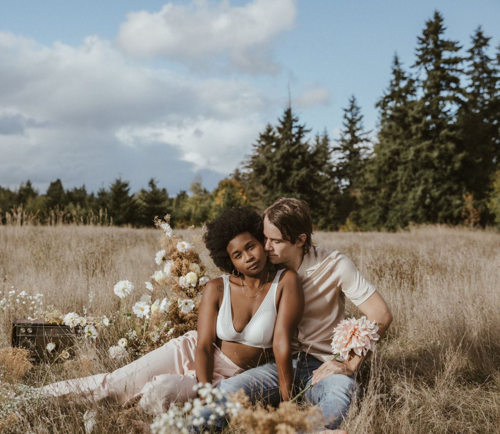 Picturesque Outdoor Couple Portraits We Love  Couple picture poses  Wedding couple poses Wedding couple poses photography