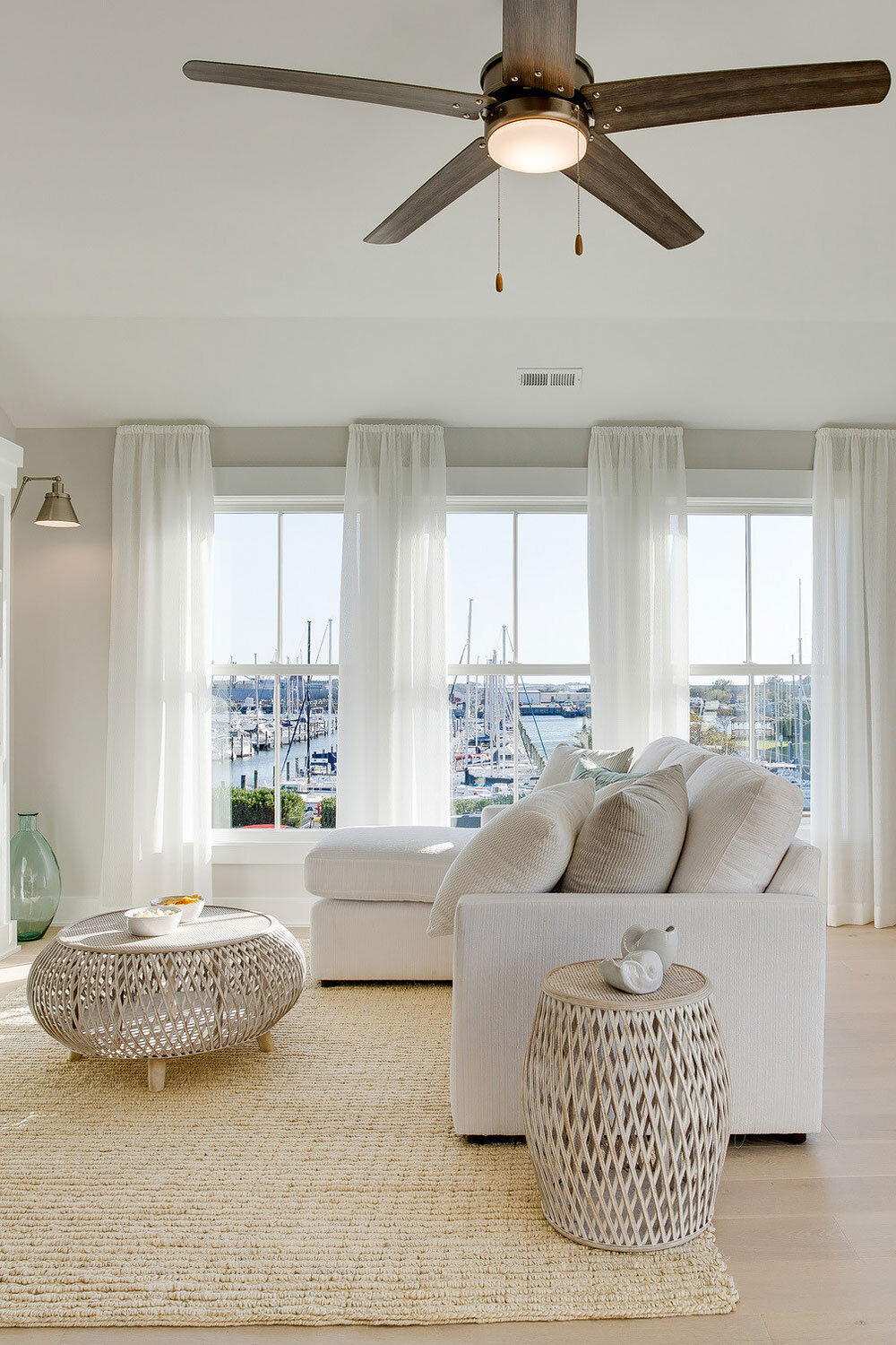 115211-Coastal-Living-Room-With-White-Themed-Decor.jpg