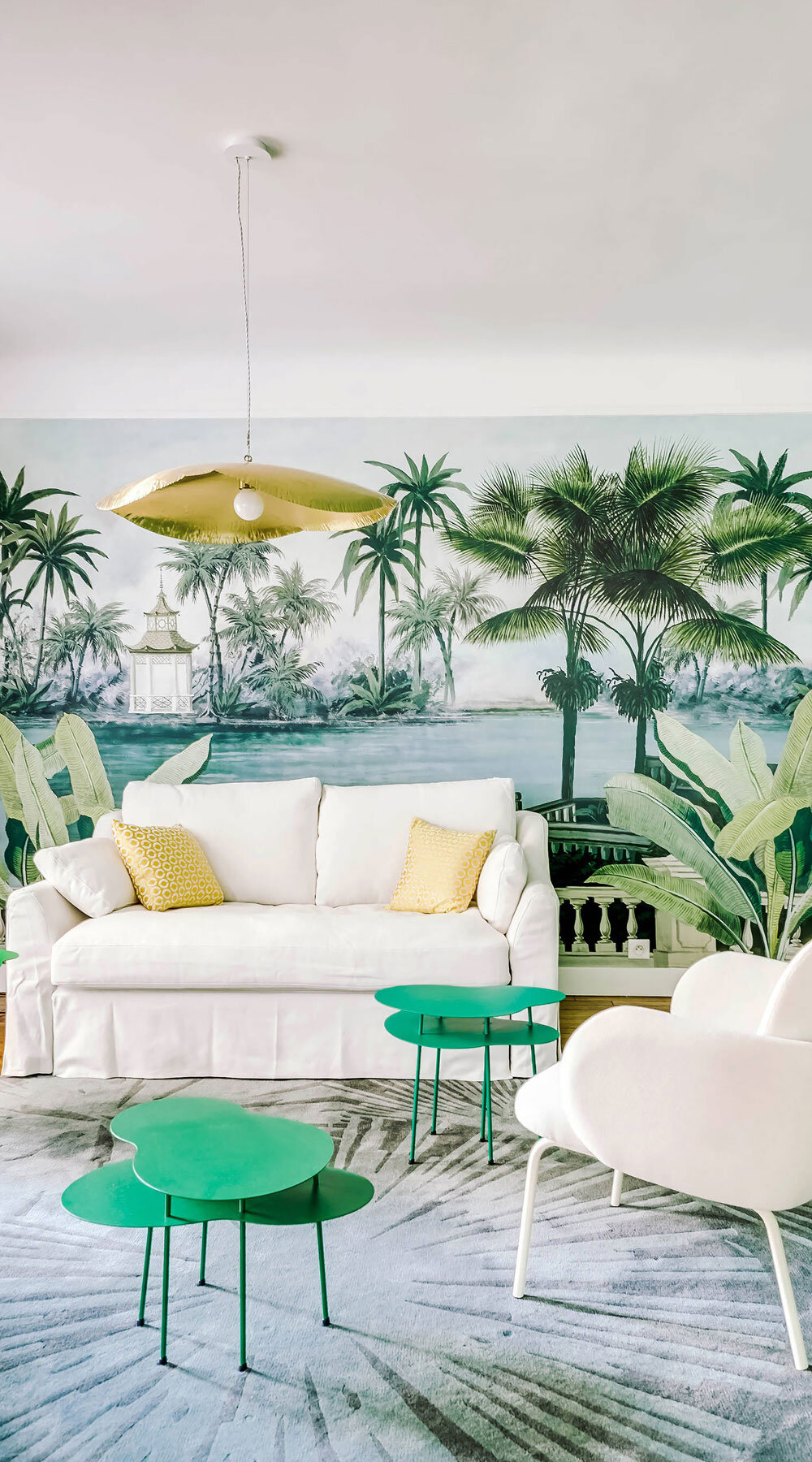 115217-Contemporary-Living-Room-With-Tropical-Themed-Wallpaper.jpg