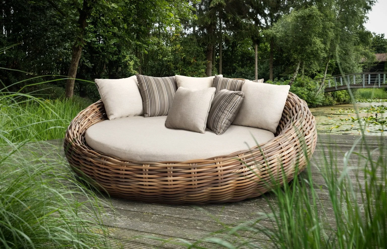 COCOON Daybed | Cushion and 7 Throw Pillows Inclusive