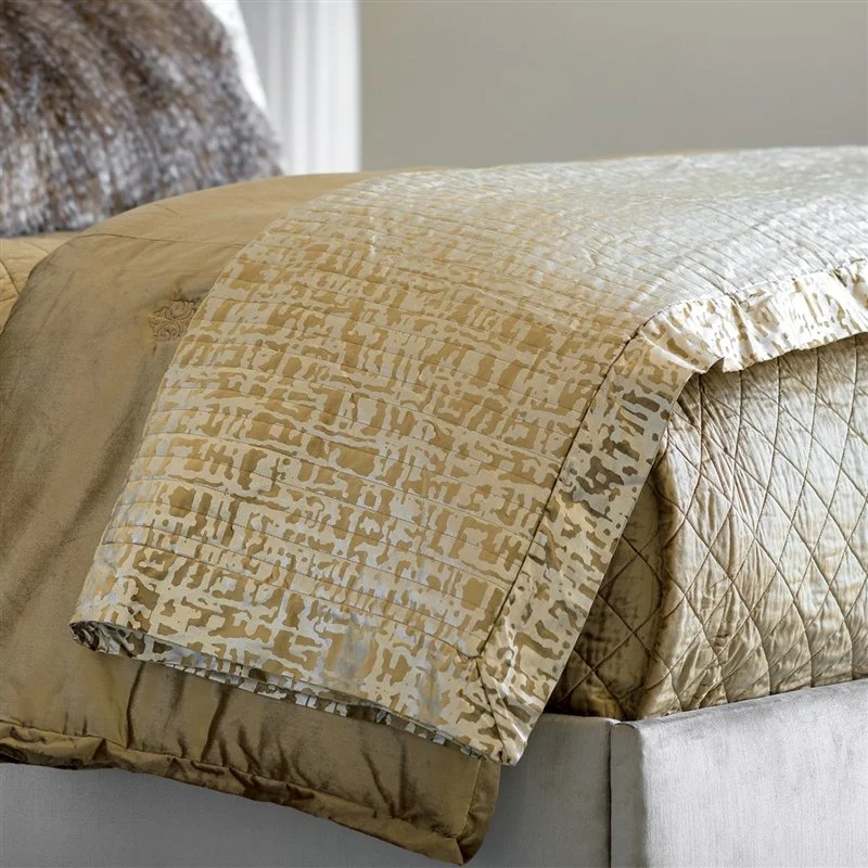Jolie Quilted Throw Straw Velvet / Gold Print 52X98