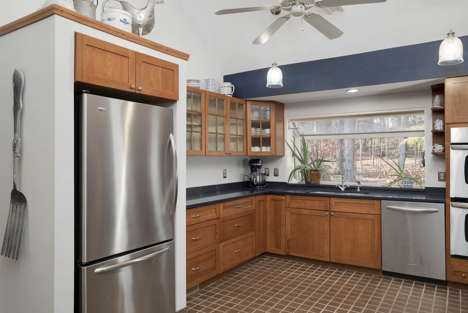 571 Willardshire Rd East-print-006-6-Kitchen-4000x2672-300dpi.jpg