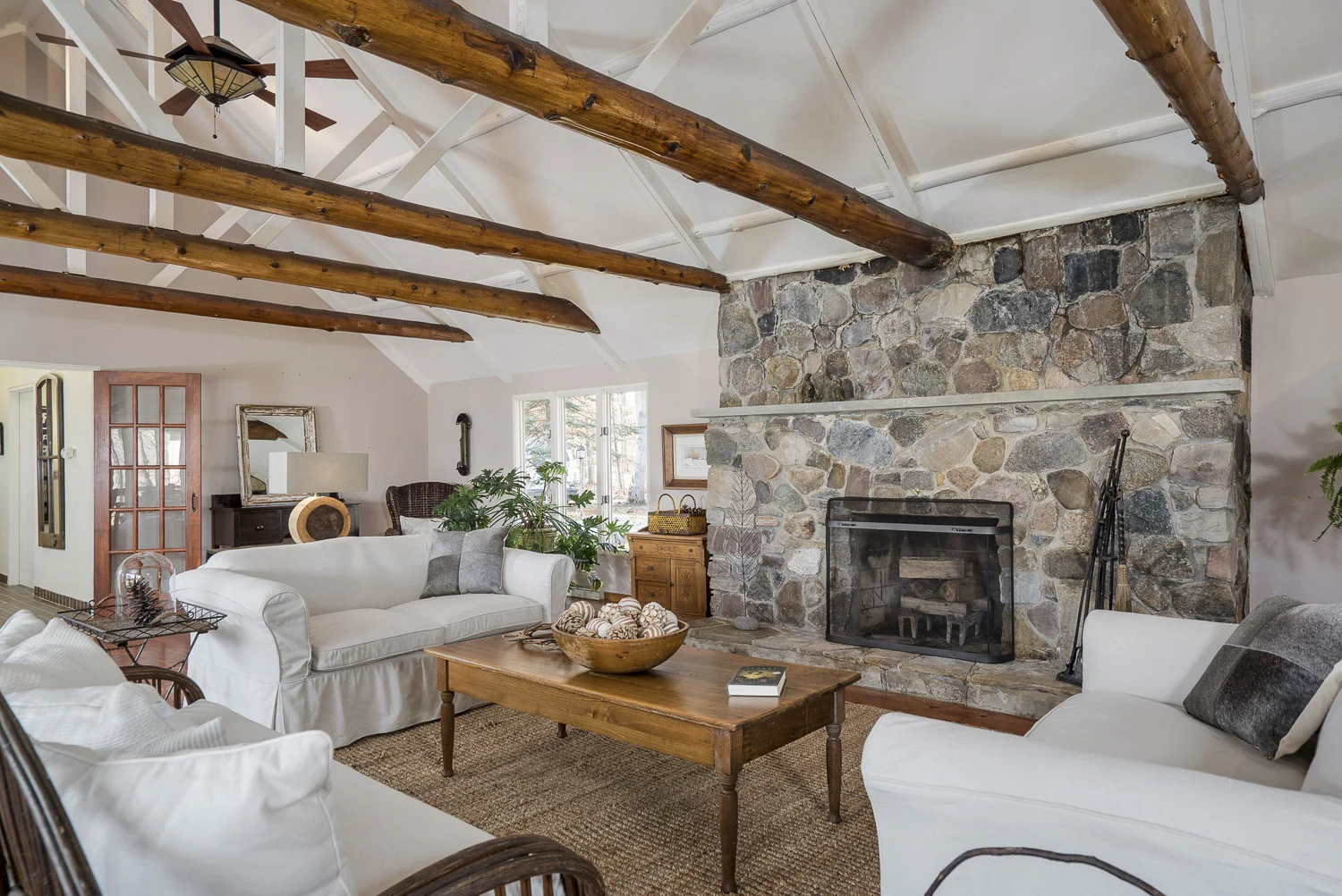 571 Willardshire Rd East-print-009-16-Living Room-4000x2672-300dpi.jpg