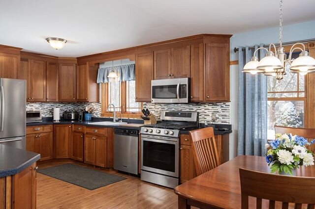 Great updated kitchen in a stylish split level. 
#forsale #realestate #realestatephotos #realestatephotography #realetate101 #716 #buffalo #buffalony #buffalorealestate #buffalorealtor #realestatelisting #realestatepros #realestatebroker #buffaloniag