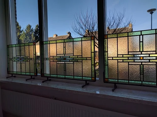 1) Glas in lood in staanders van staal