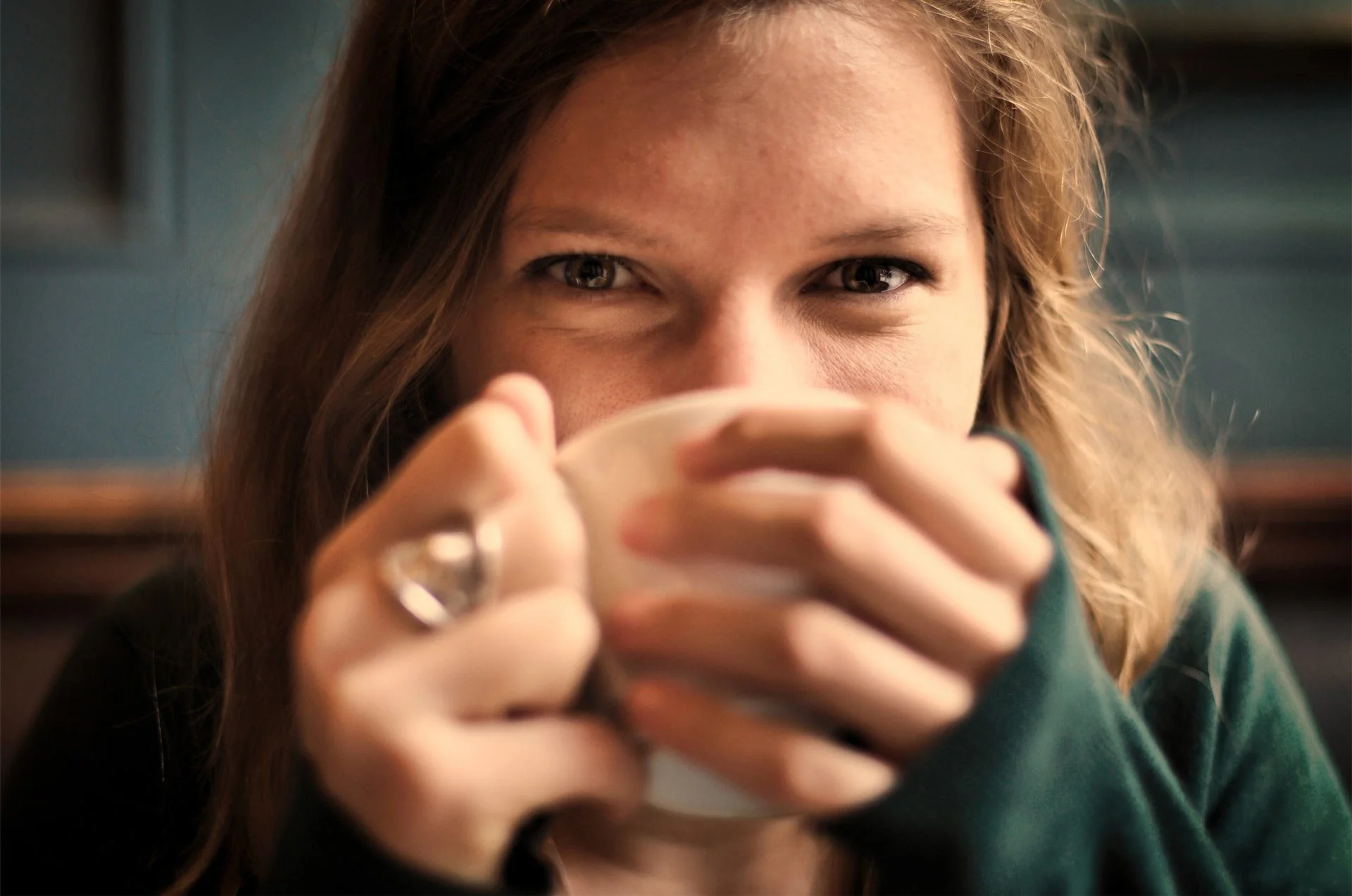 lächelnde Frau mit einer Teetasse in den Händen