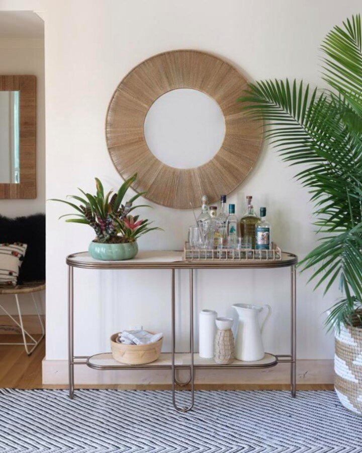 Who doesn't love a look (or a cocktail) with a twist? 🍸That's why we love the look of the PORTO MIRROR, which delivers taste and function! 

Featuring twisted jute fibers wrapped around a light steel frame, Porto is that statement accent piece that 