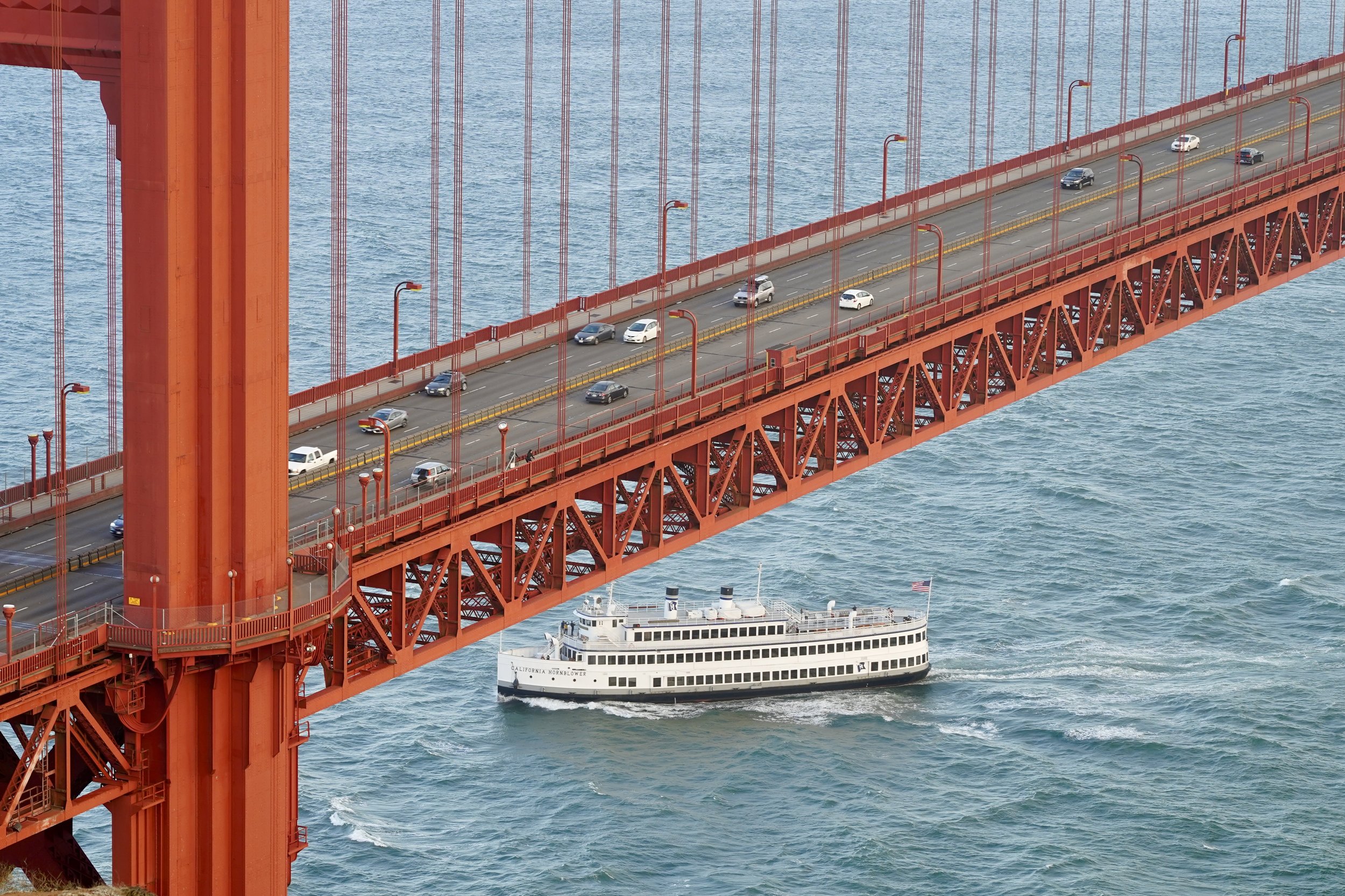 Cars crossing the Golden Gate Bridge. Tipi helps overcome bridge phobias.