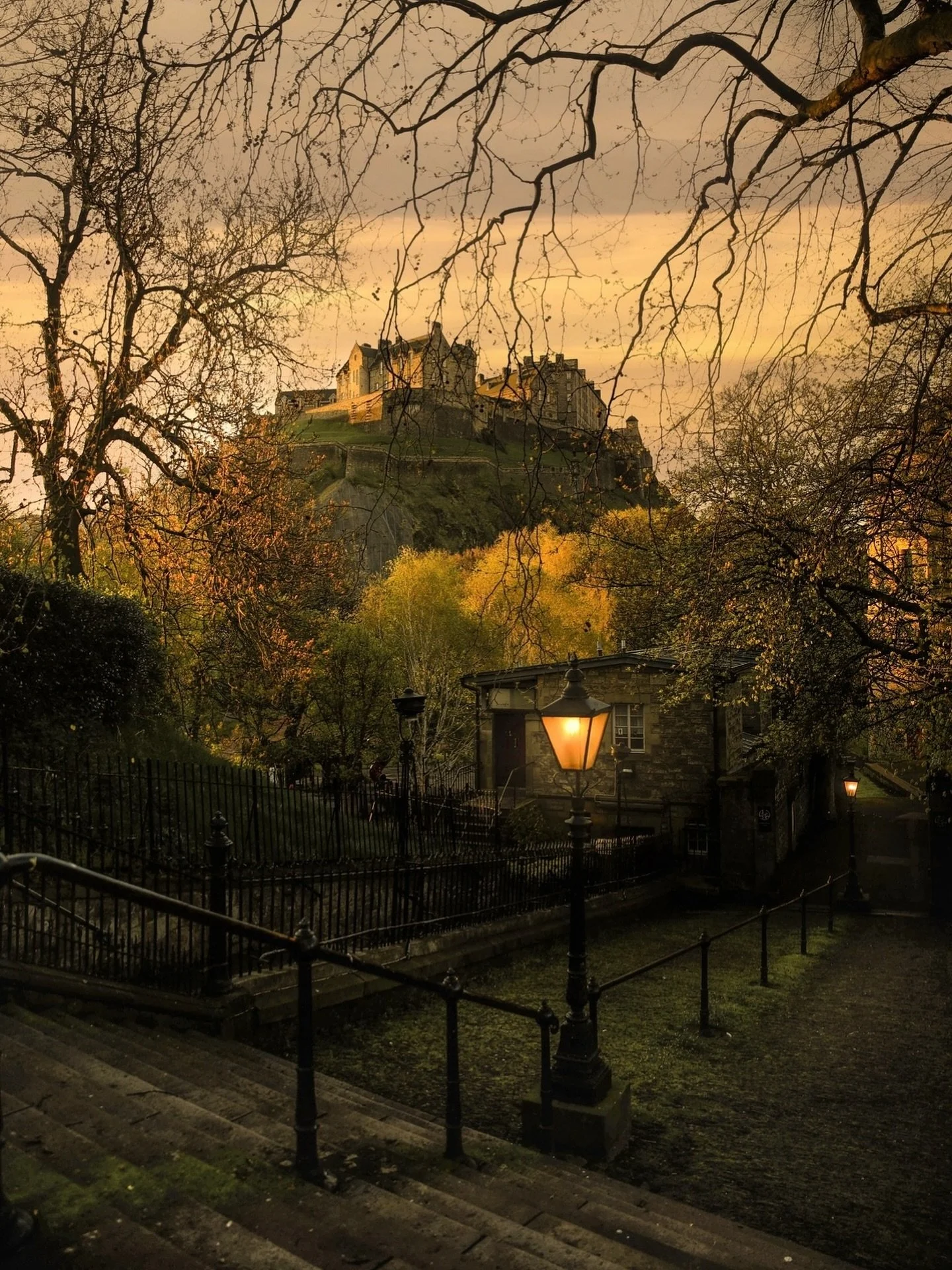 While we are at it&hellip; let&rsquo;s go with a bit of golden Edinburgh. No Instagram&hellip; I don&rsquo;t want to match my image with an outlander song to increase my &lsquo;engagement&rsquo;.. I don&rsquo;t think it works on tumbleweed accounts ?