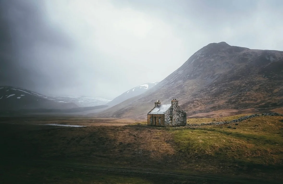 Once upon a time in Braemar. In the freezing rain ☔️ 🥶 taken through a deer fence 📸🐨🙌 #humanstakingpics 🎶 PS Instagram chose the music 🤷🏻&zwj;♀️
//

#scotland #visitscotland