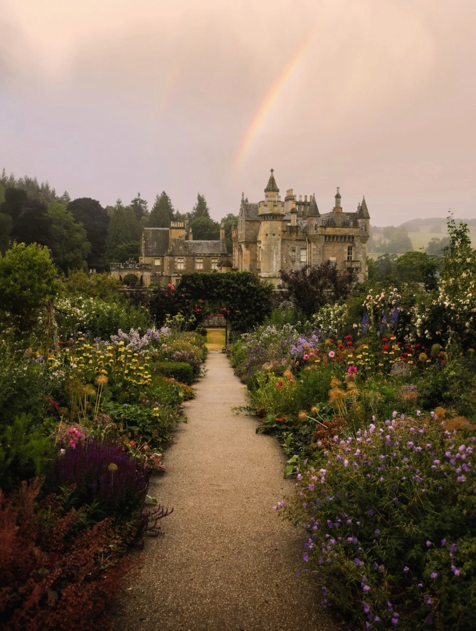 Once upon a time on a rainy day in Abbotsford 🌦️🌈
//
 #scotland #sirwalterscott #visitscotland #scottishborders #scotlandtravel