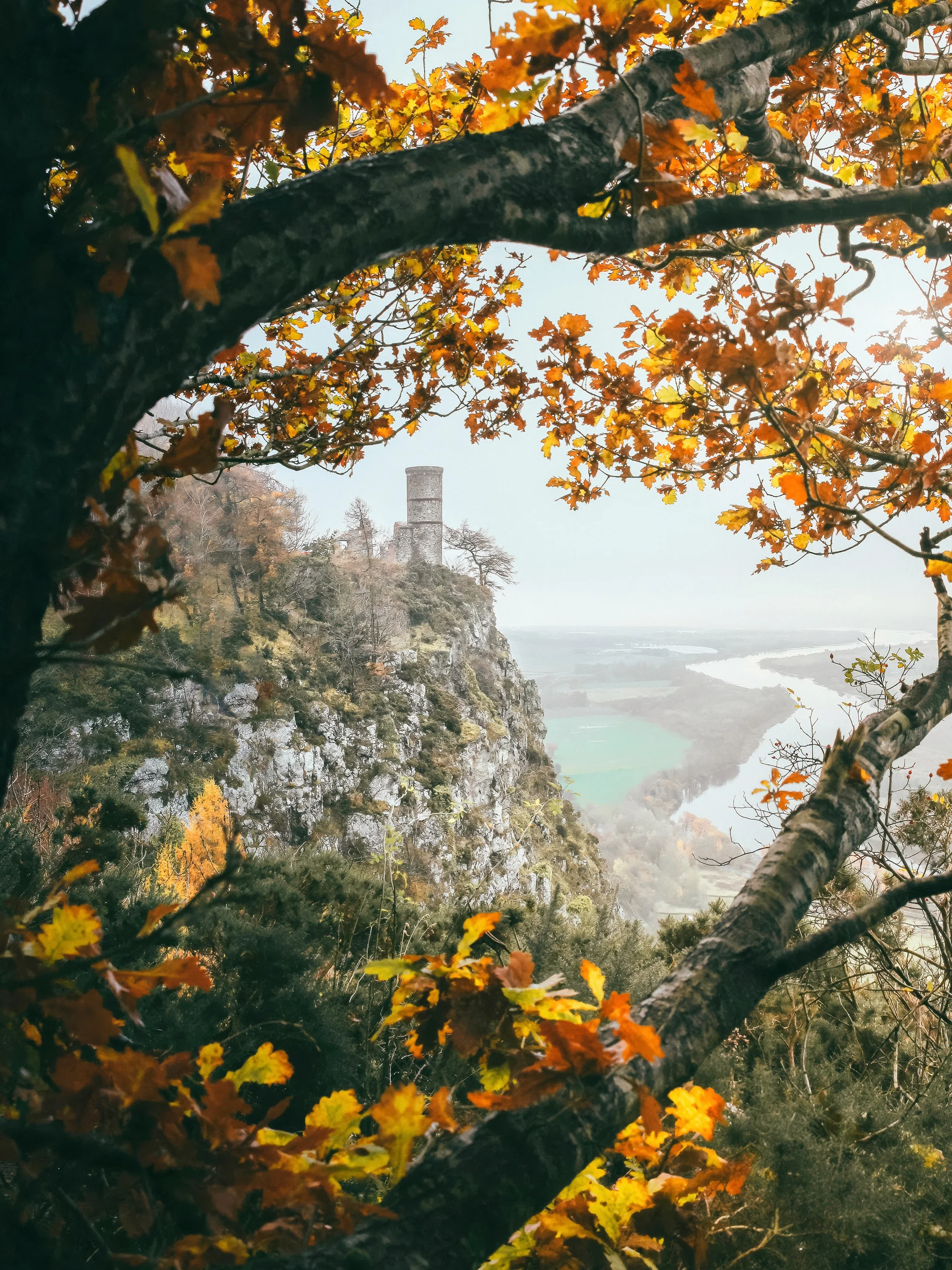 If fairytales had an autumn chapter, I&rsquo;m fairly sure it would look like this. 🍂 It&rsquo;s coming&hellip;. 📸

#perthshire #autumniscoming #scotland #visitscotland #kinnoullhill