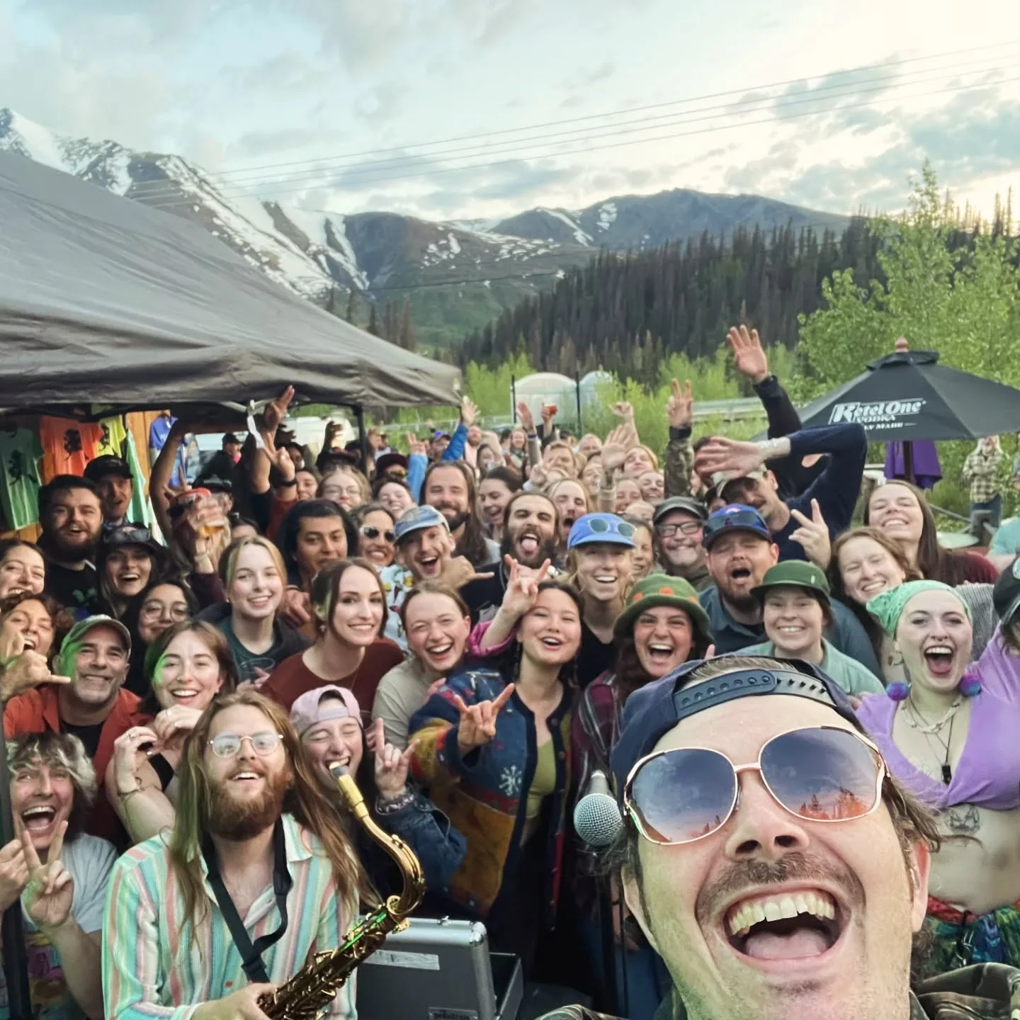 Damn Healy, that was wild! Thursday night in Healy reminded us of why we do this job β€οΈ (free pizza?)
Mega thanks to the panorama_pizza_pub and the whole operation there! We're grabbing a new tire and rolling on down to @chickenstockmusicfest . We'l