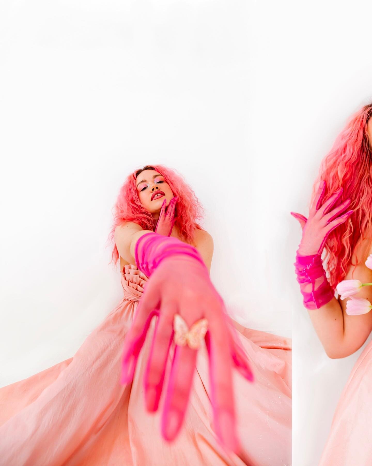 Really tapping into my Barbie Era and what better way than with my fave Rachel💖🫧🪞
Photos and styling by @racheldavisphotography @racheldavisboudoir duhhhh🤍