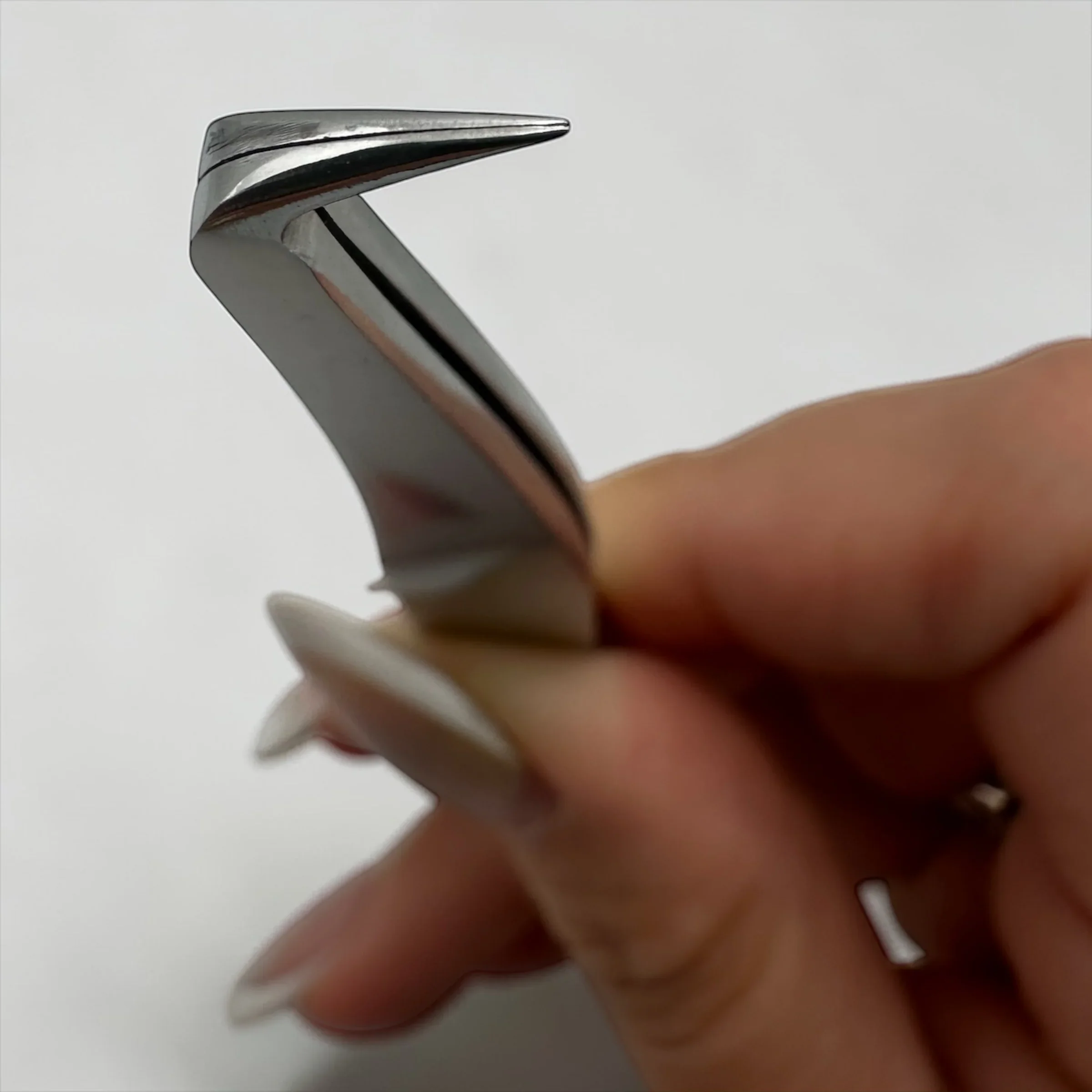 boot-90-lash-tweezer-tips-close-up.webp