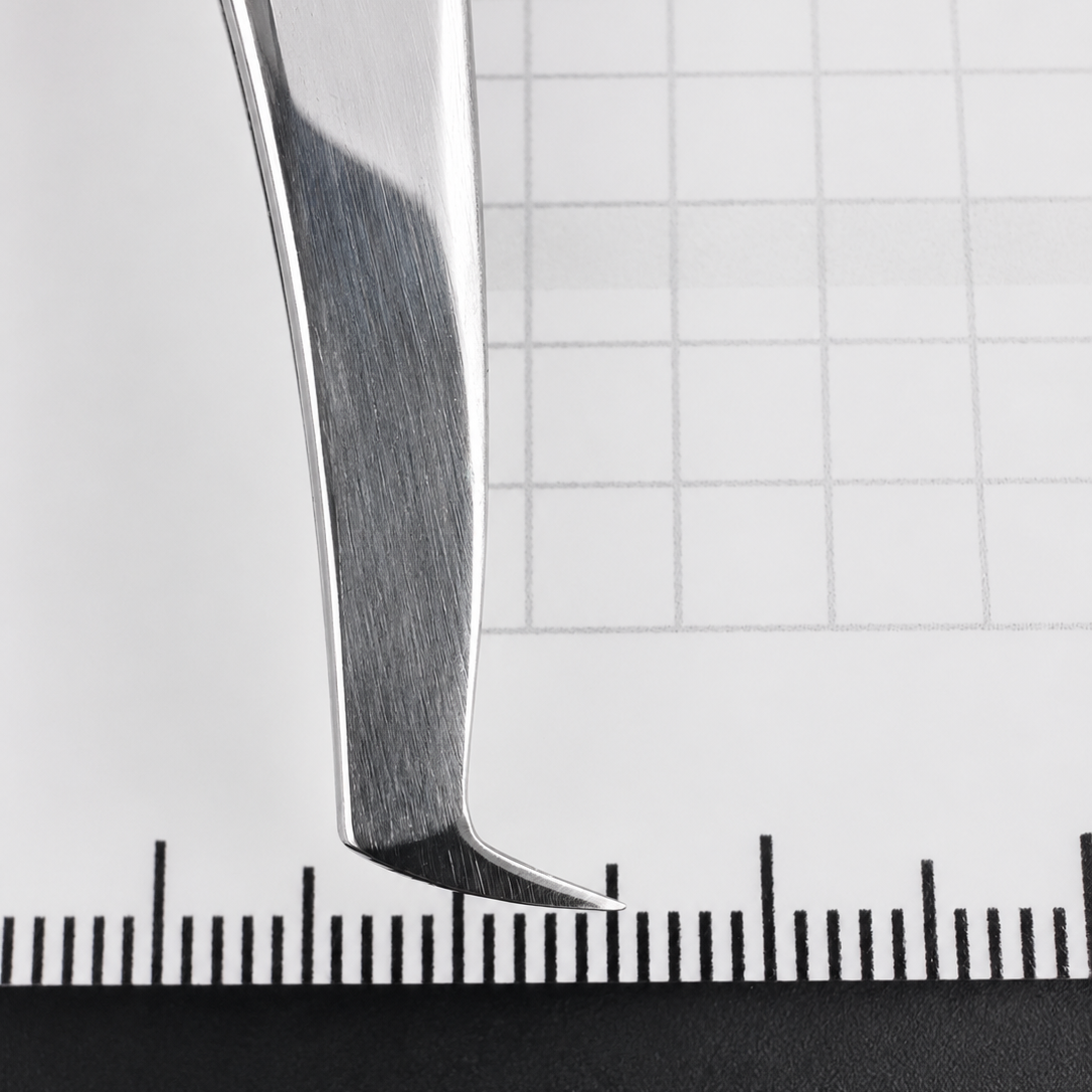 02_boot-70-lash-tweezer-tips-close-up.png
