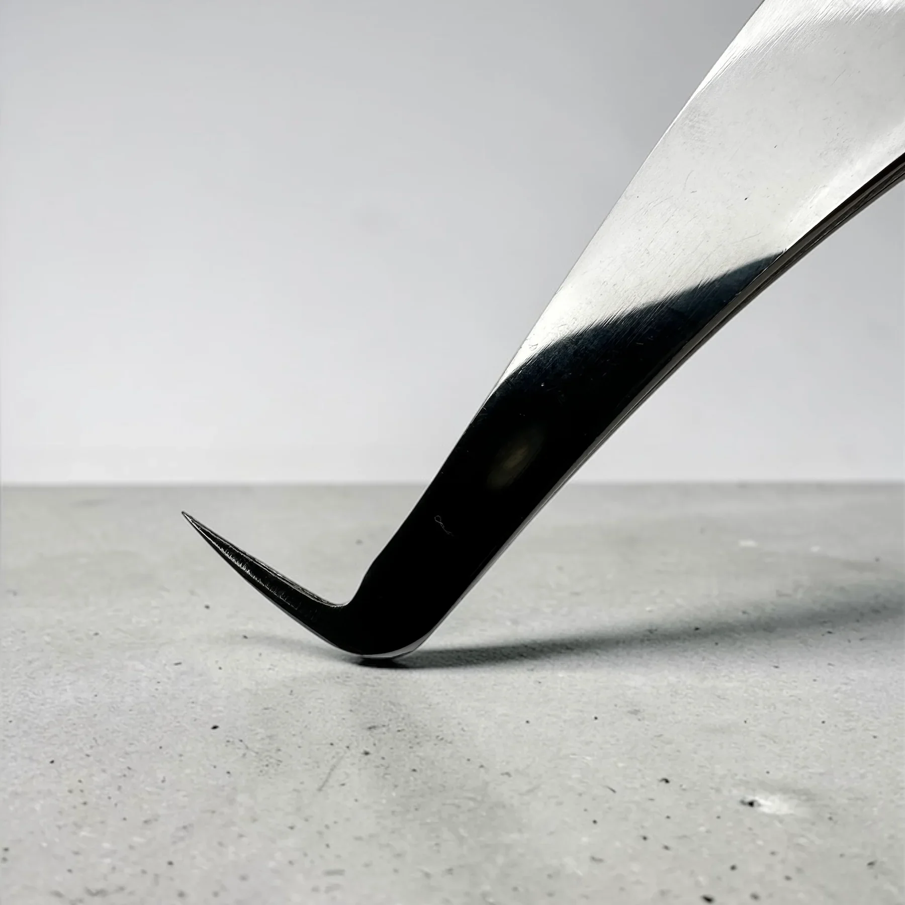 volume-lash-tweezer-in-hand-fan-creation.webp