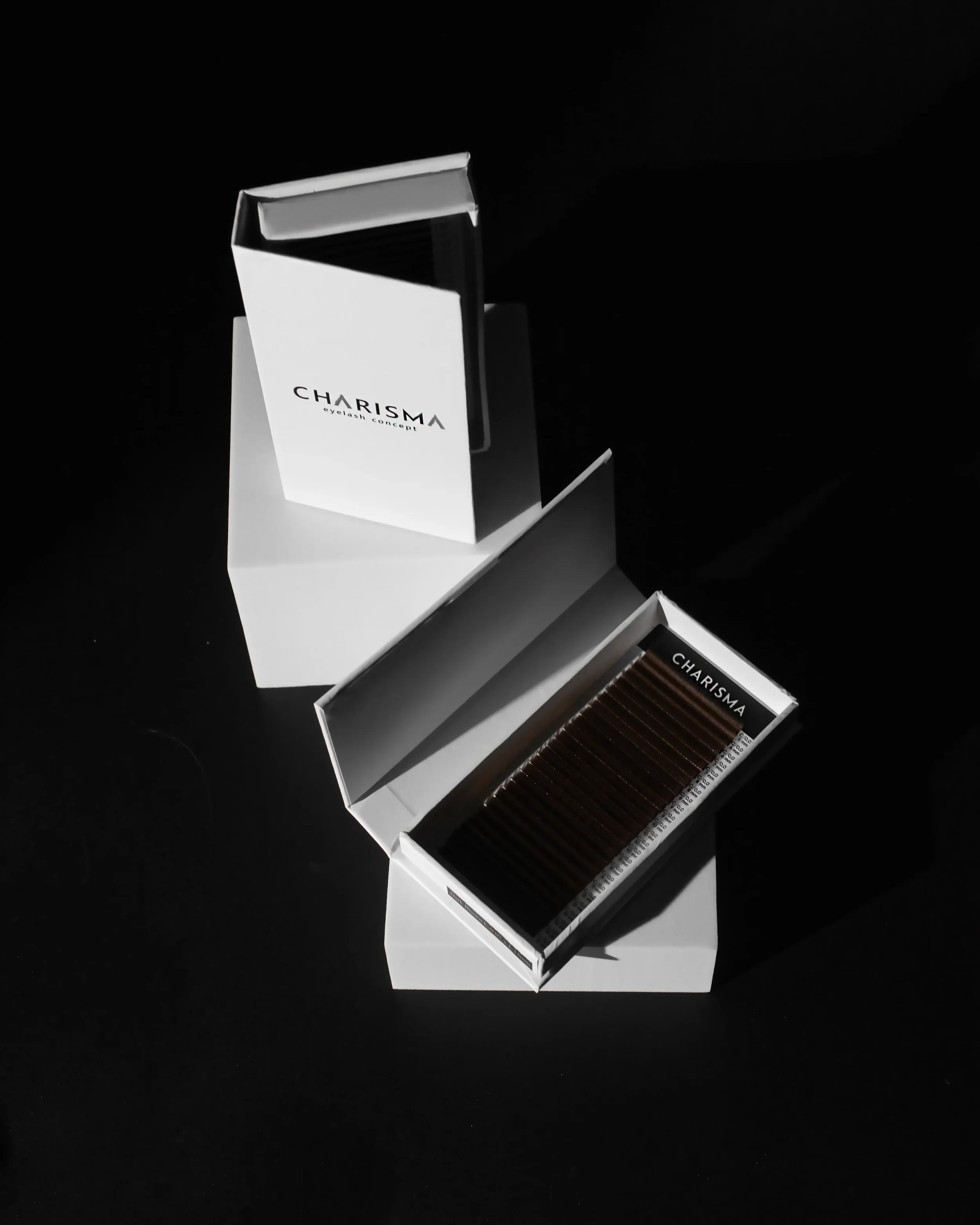 dark-chocolate-lash-extensions-tray.webp