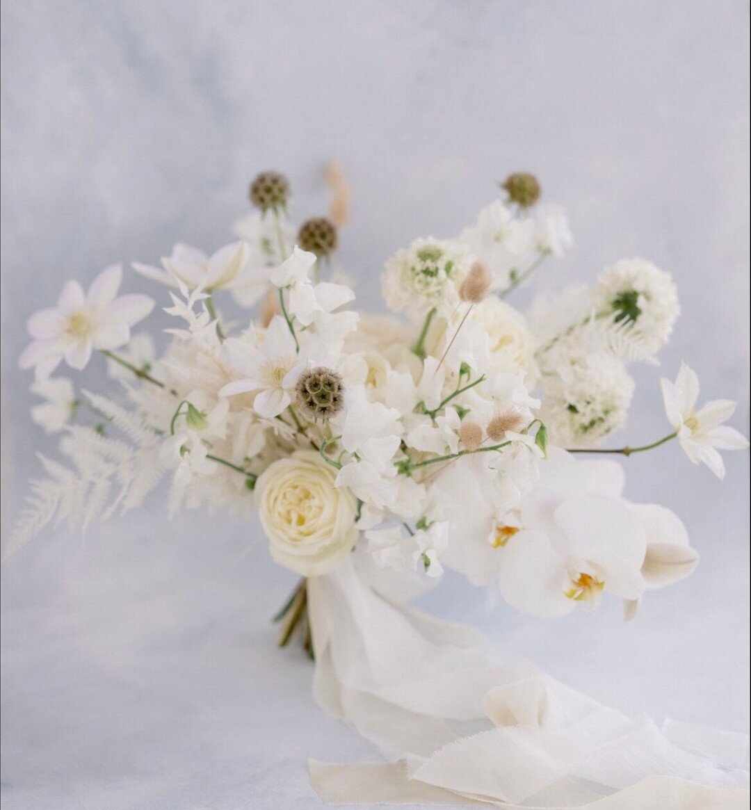 Next up, a request from my sweet bride @perrirothenberg to post a beautiful bouquet. Rbis one is just so fluffy, light and airy I just had to share. Cody surprised me by getting this shot because I had ran out of time to stage it. Dalia nailed the lo